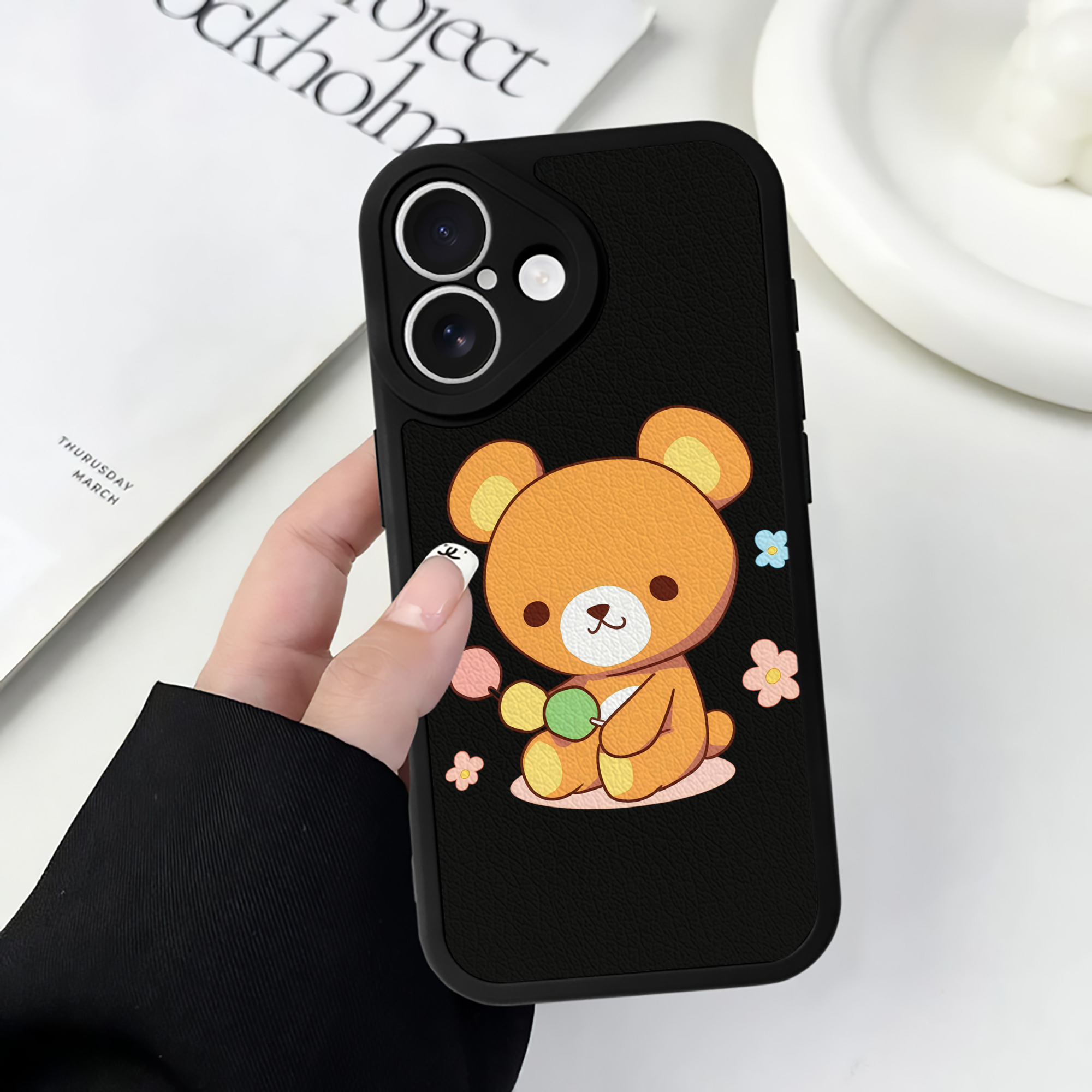 （画像用） リラックマ リラックマ キイロイトリ Rilakkuma Korilakkuma Kiiroitori 【iPhone 16シリーズ対応】シリコンスマホケース（レザー調） 材質：シリコン